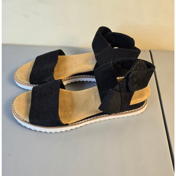 Women's Skechers Black & Tan Memory Foam Sandals Size 6 - Picture 3 of 8